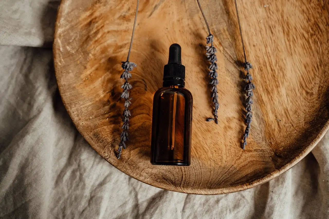 Aceites esenciales naturales en frascos de vidrio